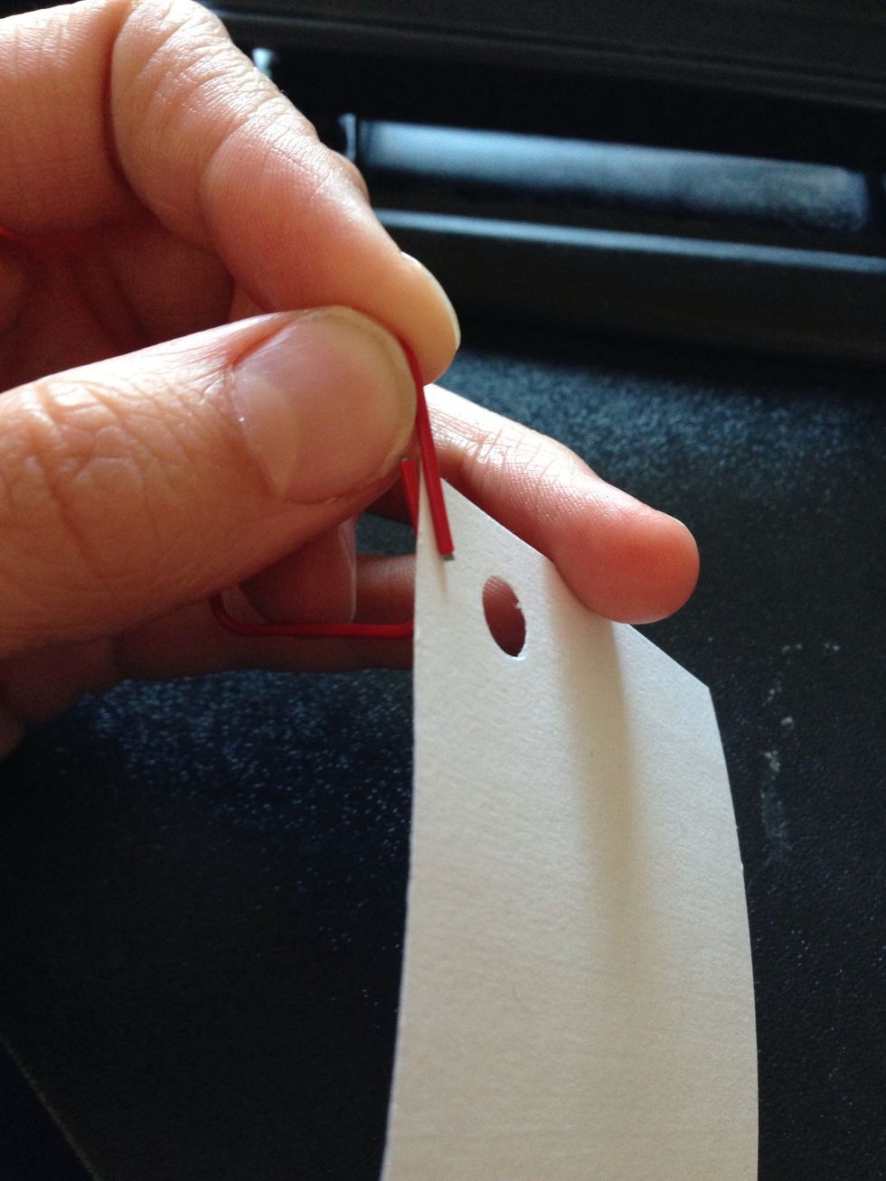 To put cards on the loop simply slip the note card through the two end pieces.