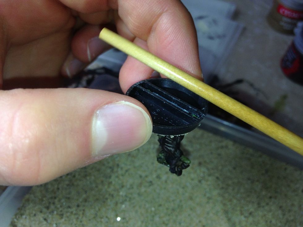 To remove any excess sand from the base, turn it over and tap gently with the end of a paintbrush.