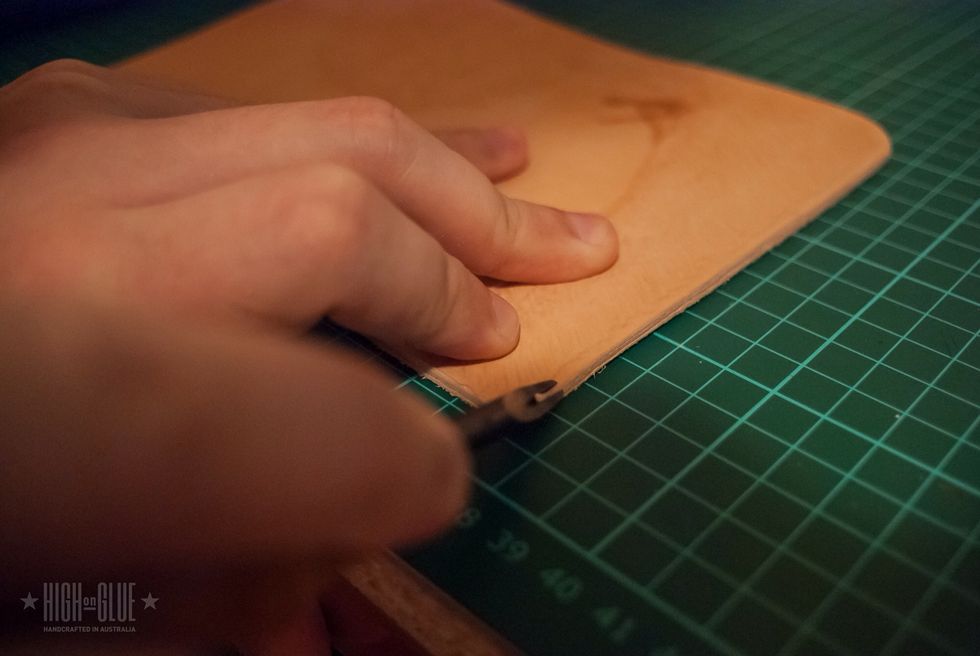 To round off the edges you can use an edge beveller. This will give the case a nicer, more professional looking edge. We'll refine the edge a bit later.