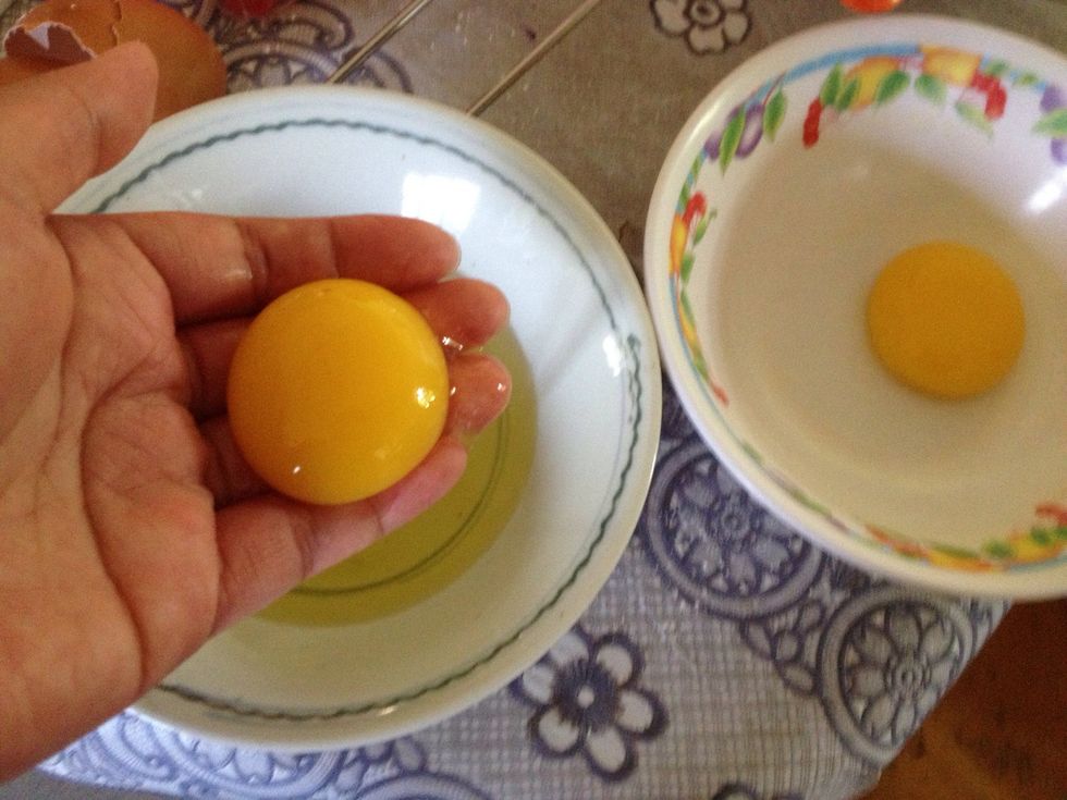 To separate the egg yolk, crack open d egg n pour it into your palm. Strain d egg whites, let it flow out between your fingers. Set aside.