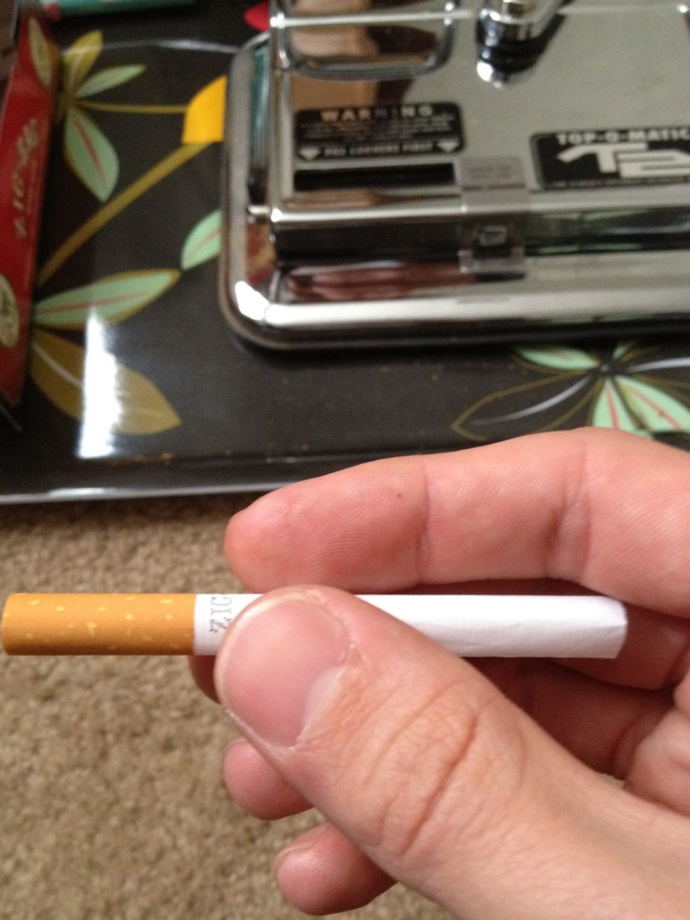 To smooth that tube back into a straight non smashed tube just slide it between your fingers like so while holding the filter with your other hand.