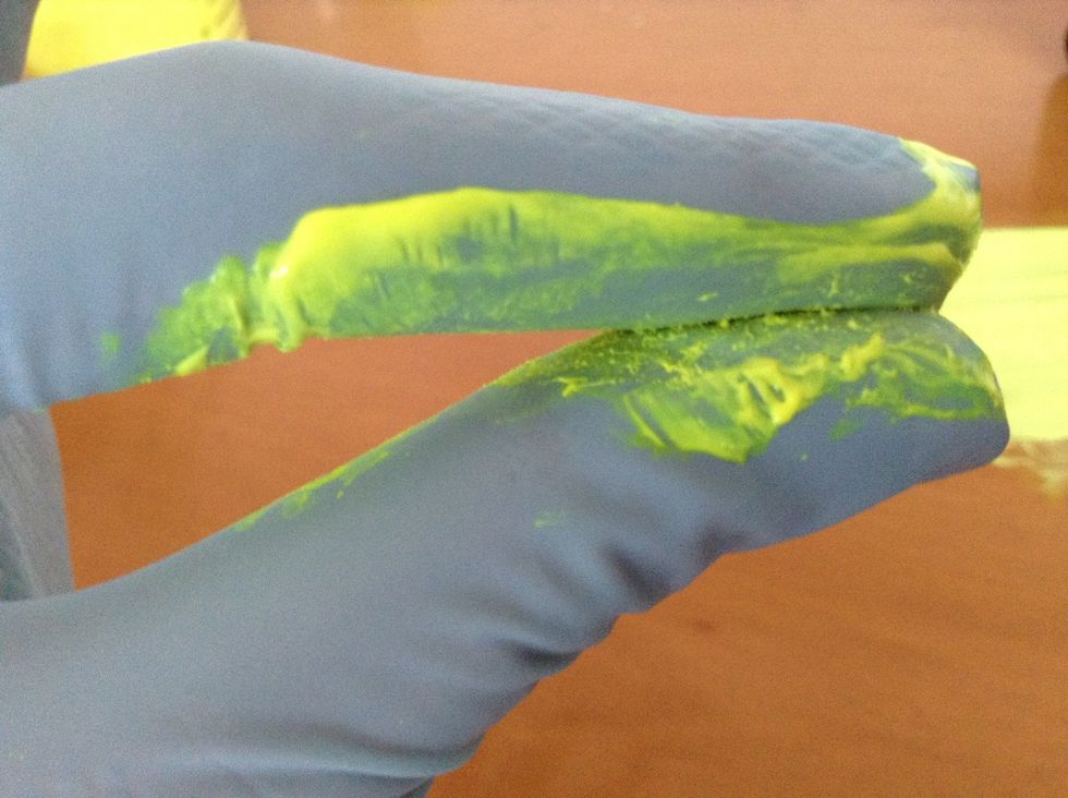 To start a ball you must wet the tip of your finger with latex and rub it with the other finger.