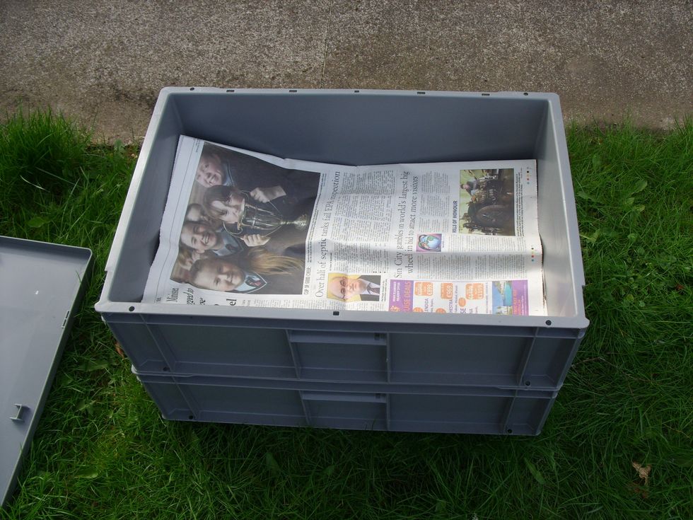 To start put one of the pre-drilled trays on top of the intact drainage tray. Line the base of the upper tray with newspaper so that the worms don't fall down before they get used to their new home!