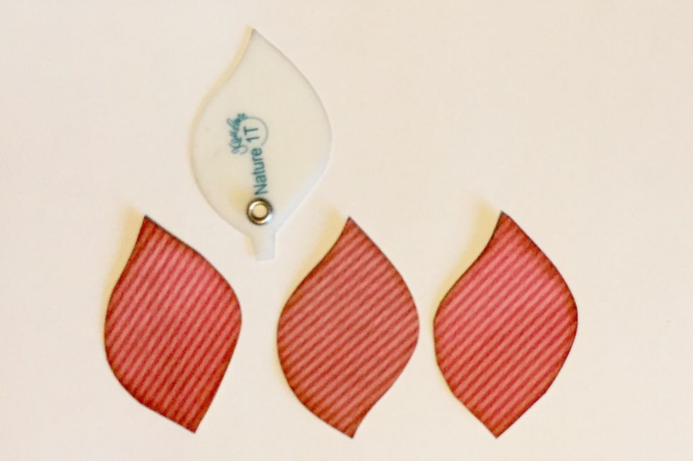 To start, we want to create our tulips. Use Tiny Nature 1T, cut three leafs out of your scraps of paper. Any color that you would like.