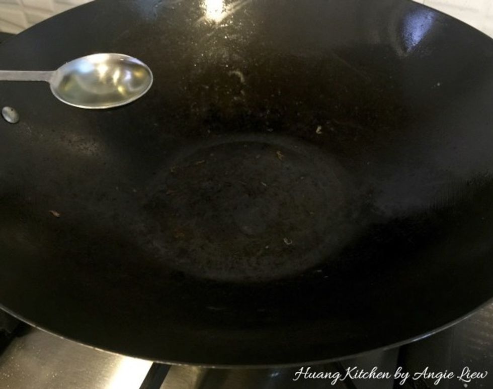 To stir fry, first heat up 1 tablespoon oil in wok.
