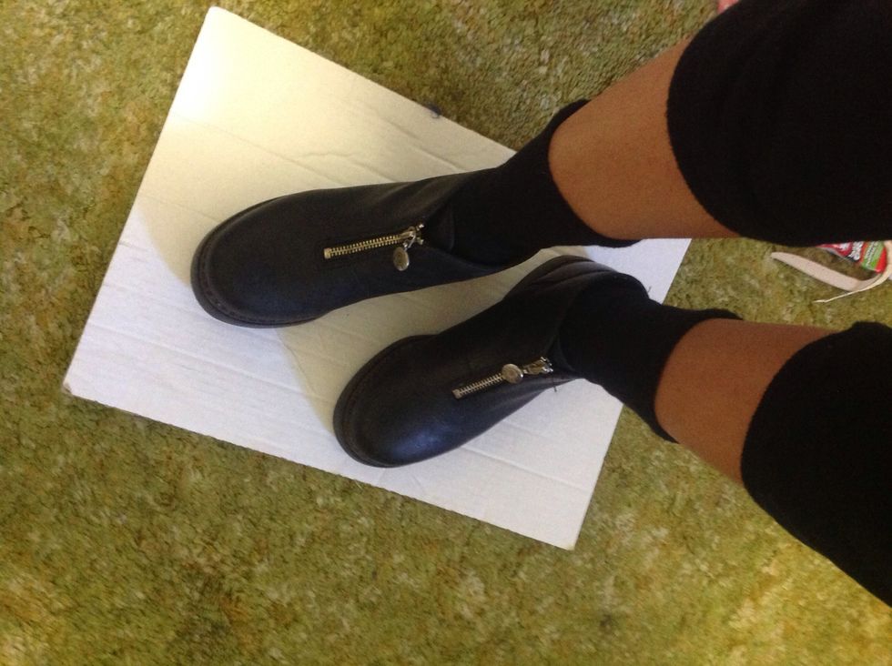 To strengthen the connection of the glue in between the insoles and soles, wear the boots for 10 to 20 minutes after (optional). There you have it. Boots that are too big? No problem.