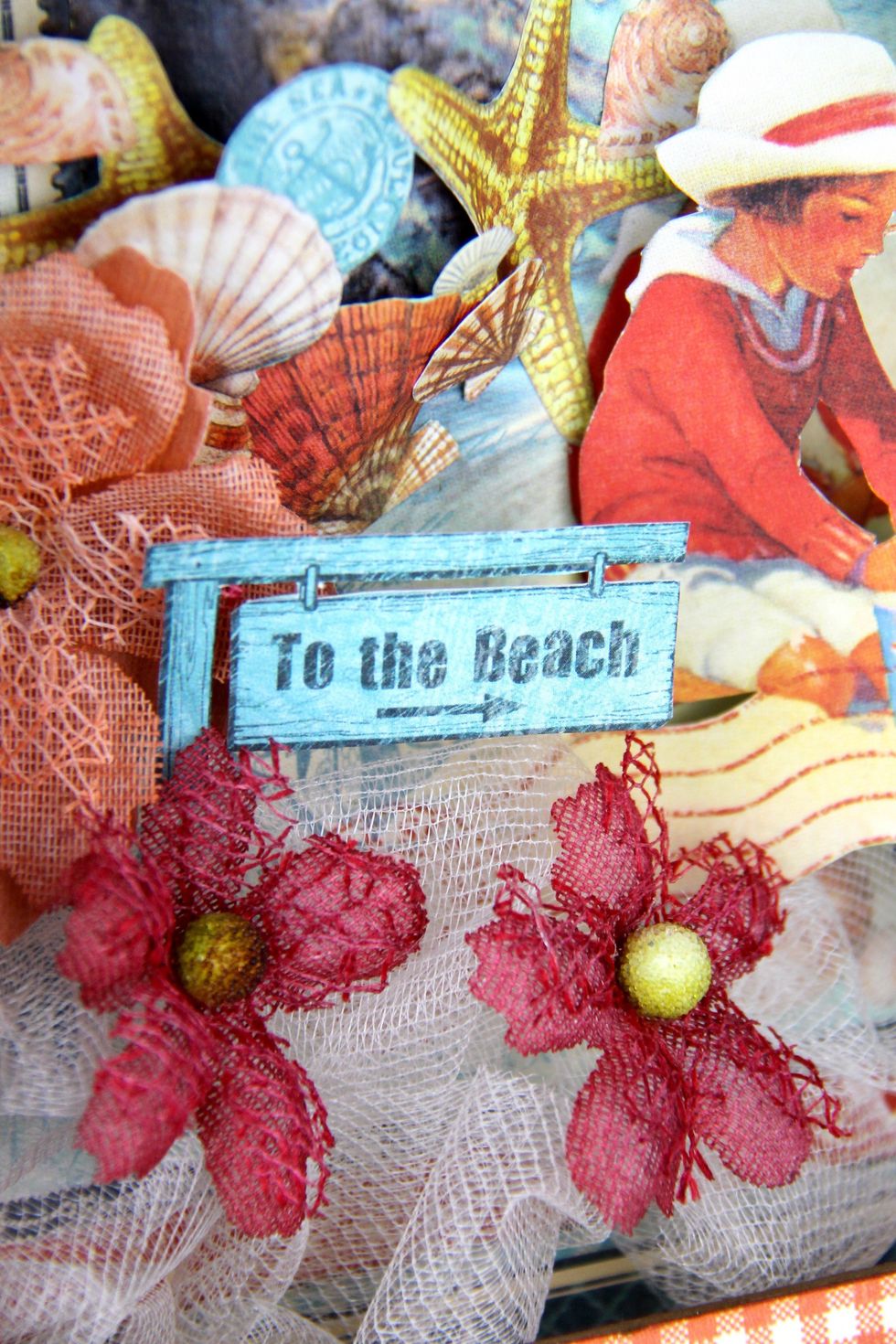 To the beach sign detail.
