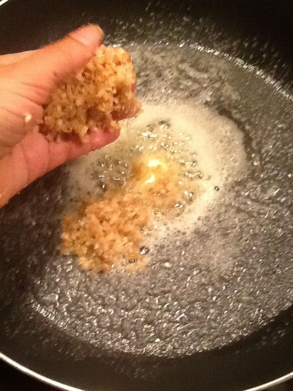 To the butter and olive oil mixture we will add the chopped mushroom caps