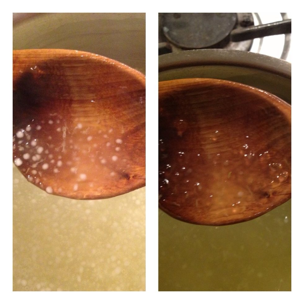 To the left you can see the tapioca after 5 minutes of boiling. On the right the tapioca have been boiled for 17 minutes and are now done.
