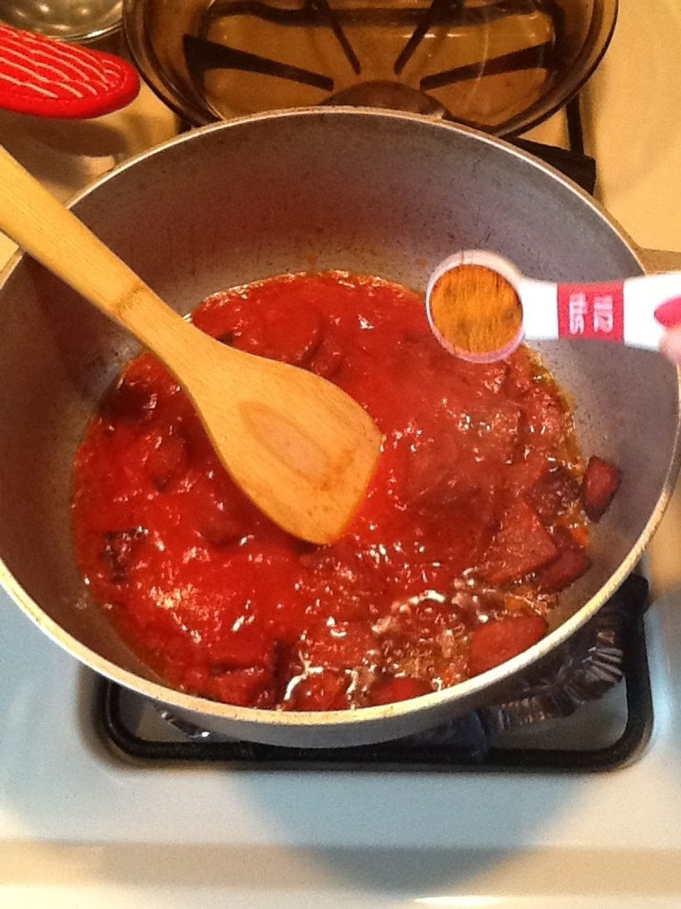 To the sauce we will add the tomato bouillon.