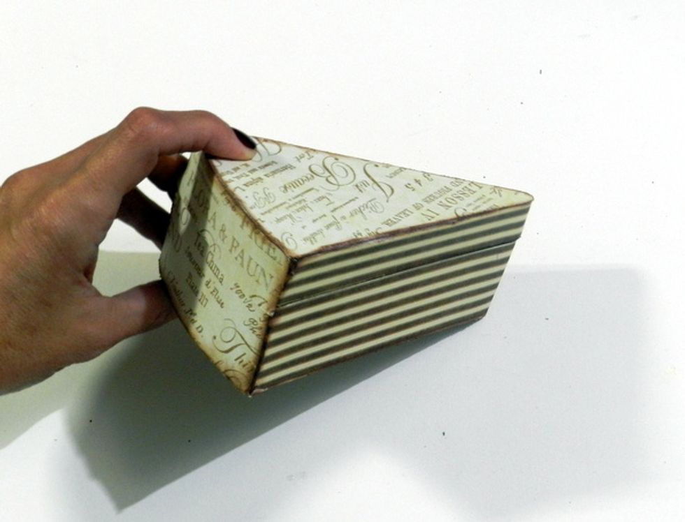 To the top of the cap and the rear curve, use paper G45 Botanical Tea herbal infusion. Apply pad ink on de edges.