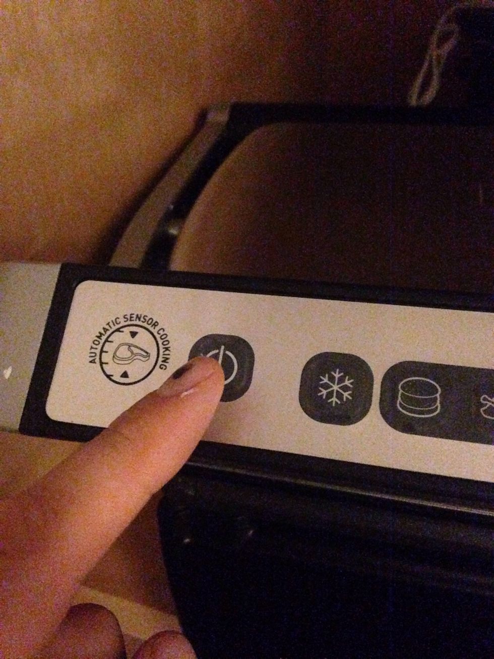 To use the grill, plug it in and turn it on