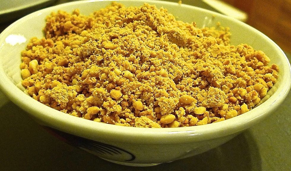 Toast and ground coarsely peanuts.