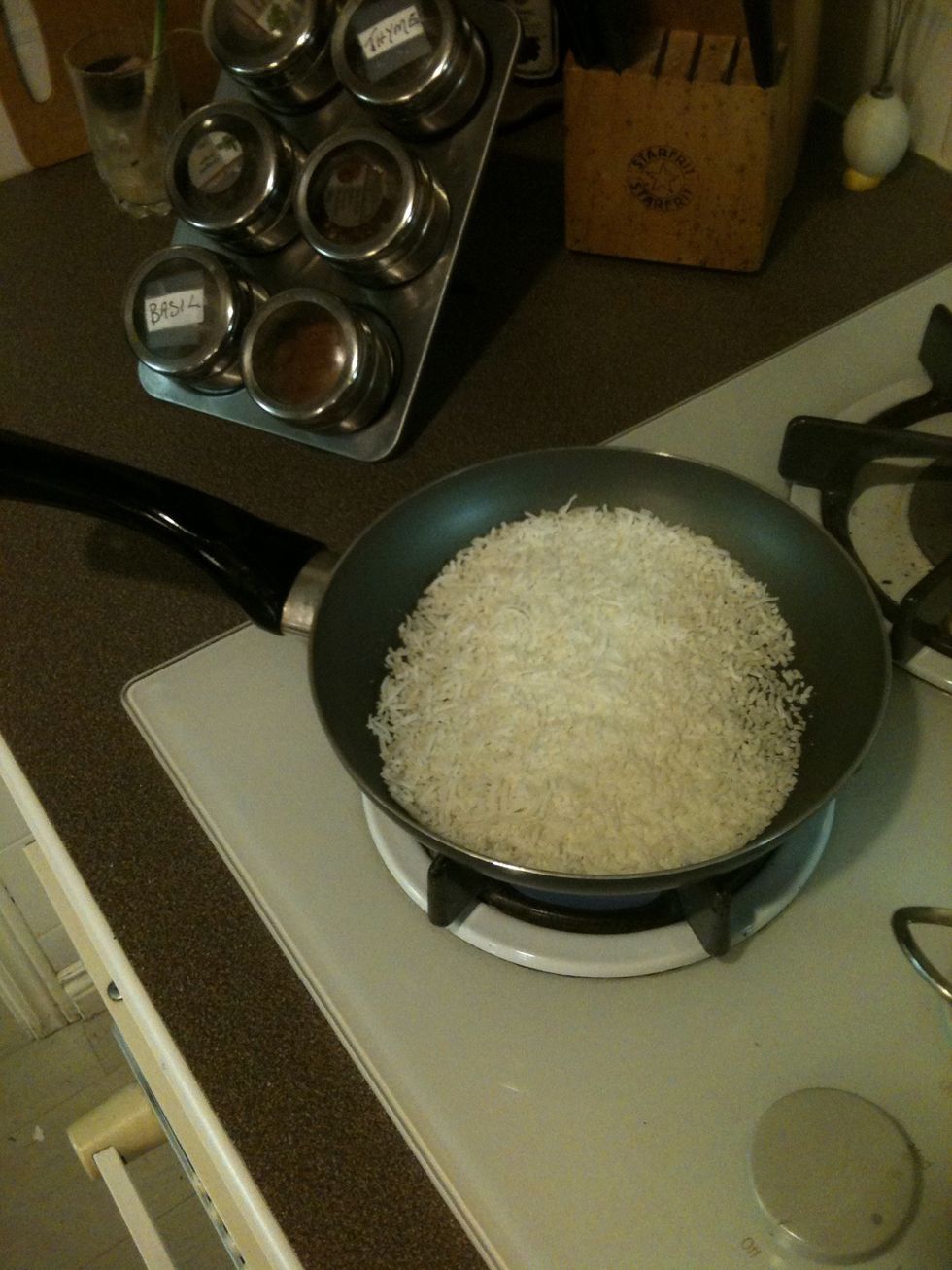 Toast the coconut shreds lightly on low heat for 1-2 minutes.