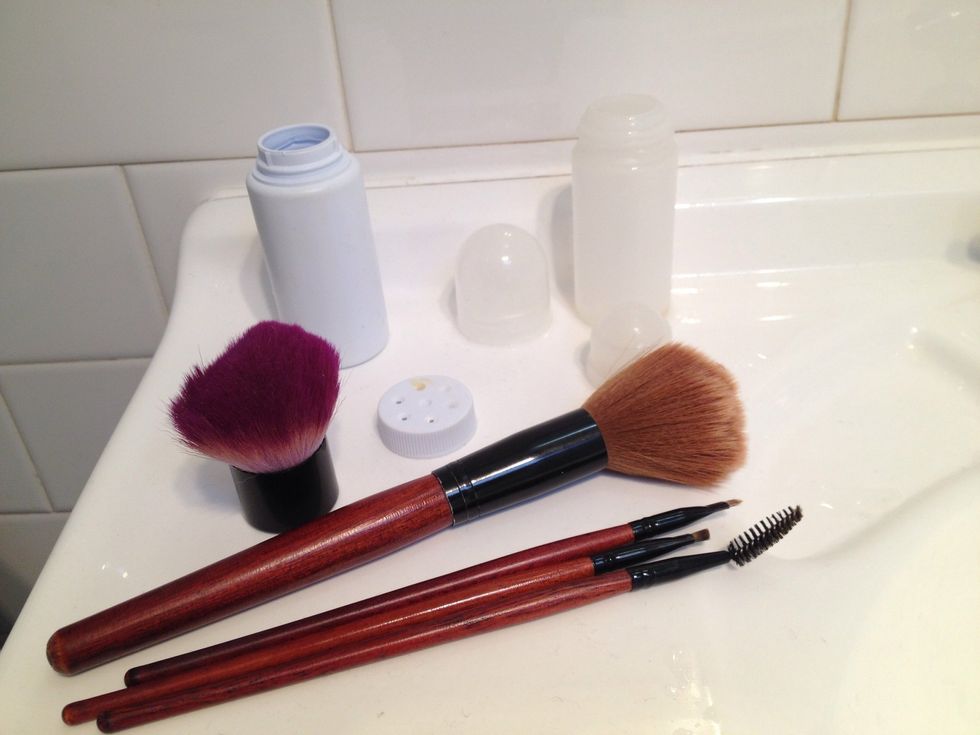 Today I'm cleaning a roll-on bottle for my guide on making your own deodorant, a shaker bottle for a guide on making dry shampoo and body powder, and I'm also cleaning my make-up brushes.