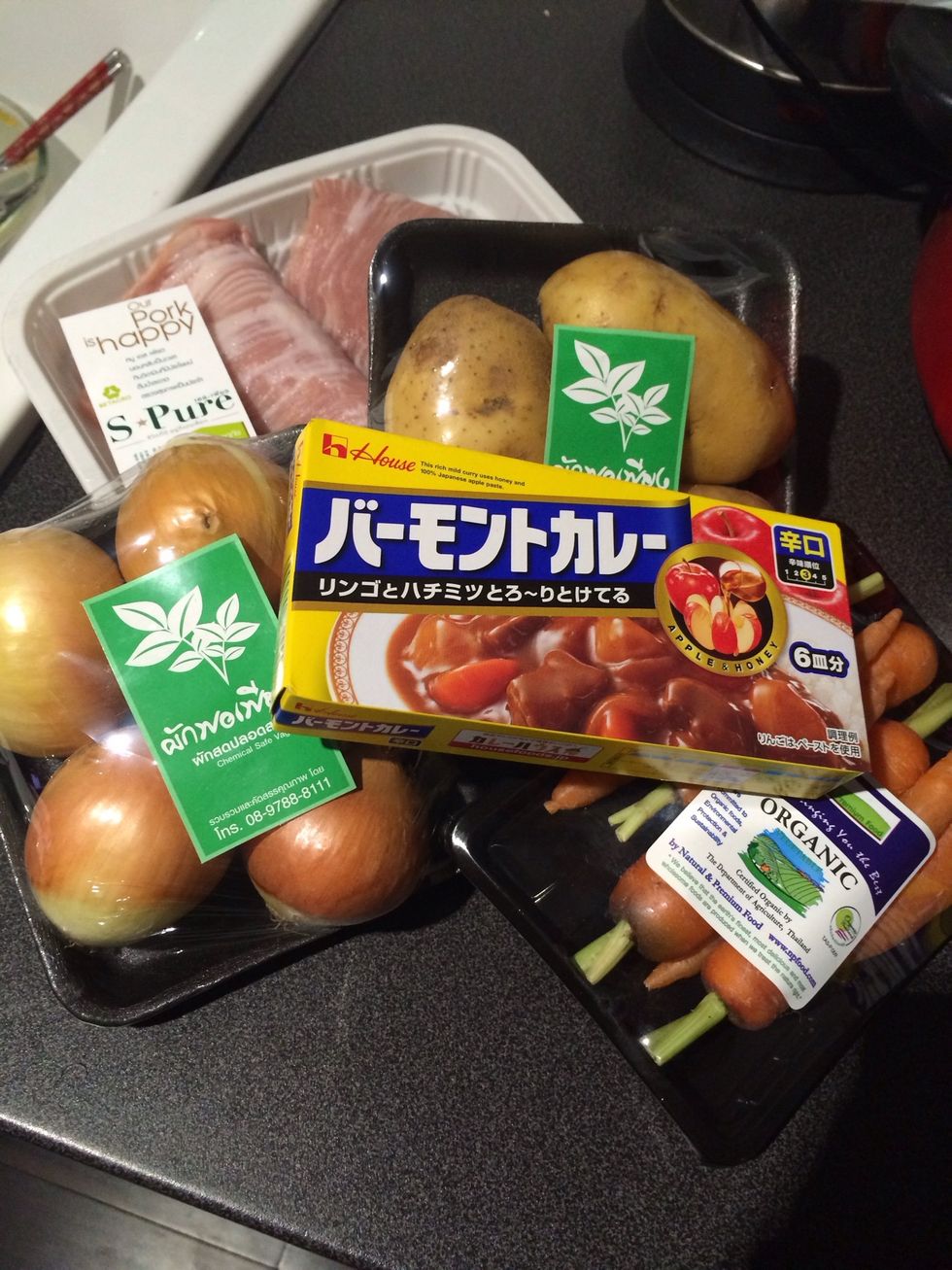 Today I want to eat something but I don't have idea to cook. I walk around the supermarket and I see discount tag of Japanese curry paste. I never cook it. I will try today.