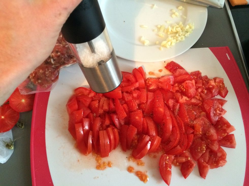 Tomaten kleinschneiden, salzen und pfeffern
