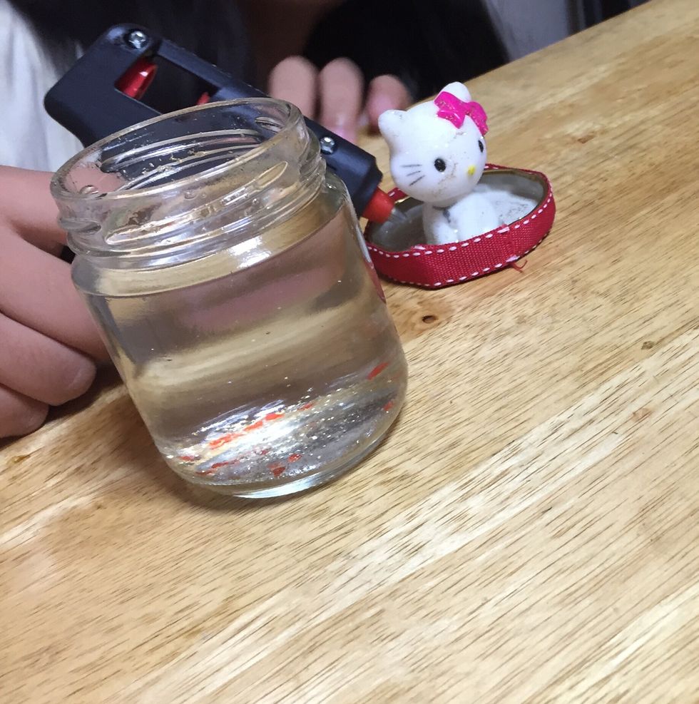 Tome muito cuidado agora!! Voc\u00ea vai usar cola quente\ud83d\ude2e Cole na tampa um bonequinho que caiba dentro do potinho. Se voc\u00ea quiser pode colocar primeiro uma base em vez de colar direto na tampa\ud83d\ude0a