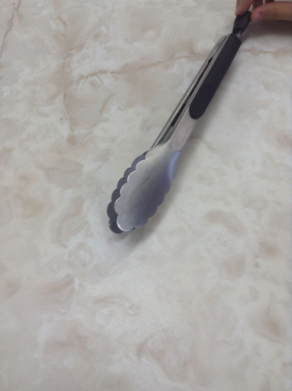 Tongs. Used to serve and toss salad. But it can be used in other ways.I can use tongs to serve salad.