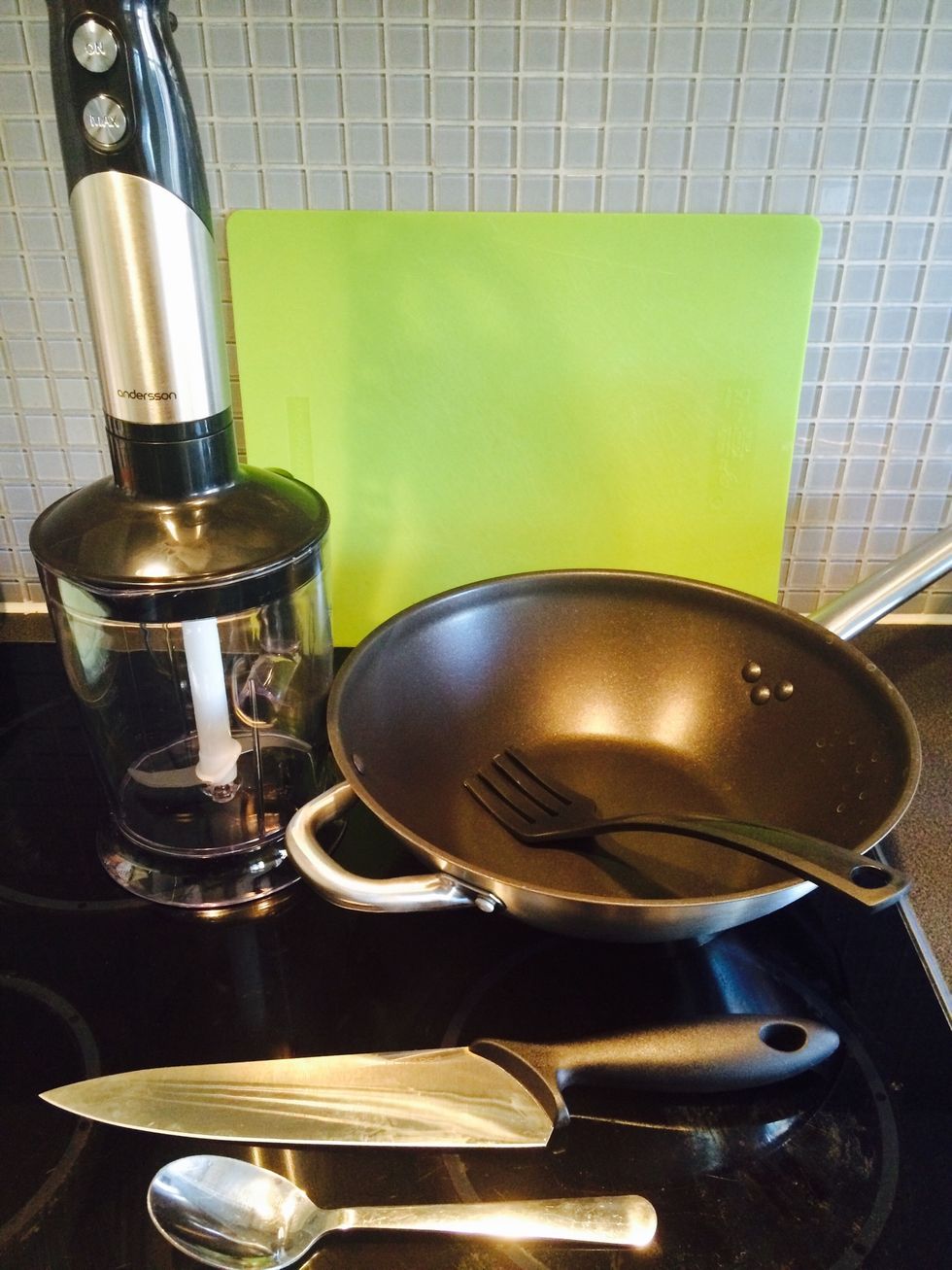 Tools: blender, spatula, tablespoon, knife, chopping board, frying pan