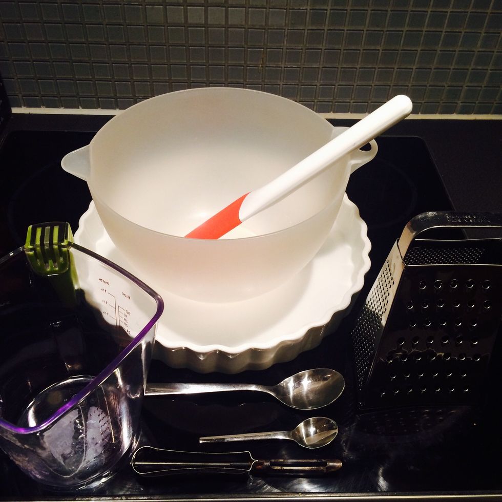 Tools: bowl, teaspoon, tablespoon, measuring jug, cake/pie form/tin, grating iron, peeler, spatula