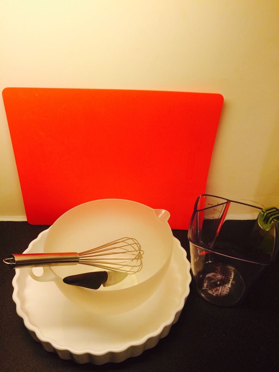 Tools: chopping board, chopping knife, bowl, whisk, pie-form/tin, measuring jug