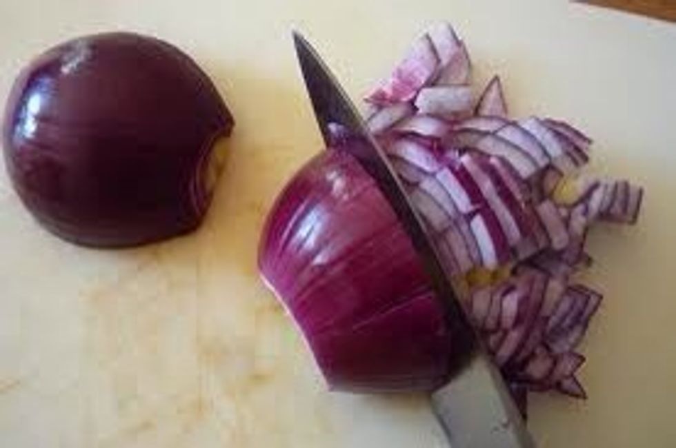 Tools: cutting board, knife Task: place onion on cutting board. Carefully cut the onion in half. Then slice the onion into thin slices. Once sliced put onions into large bowl