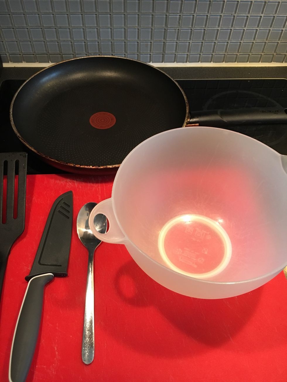 Tools: frying pan, bowl, tablespoon, chopping board, chopping knife, spatula, fork