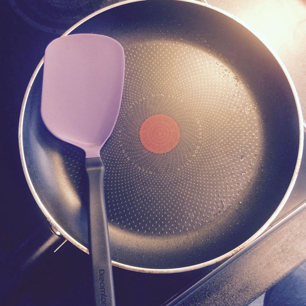 Tools: frying pan (x2), spatula