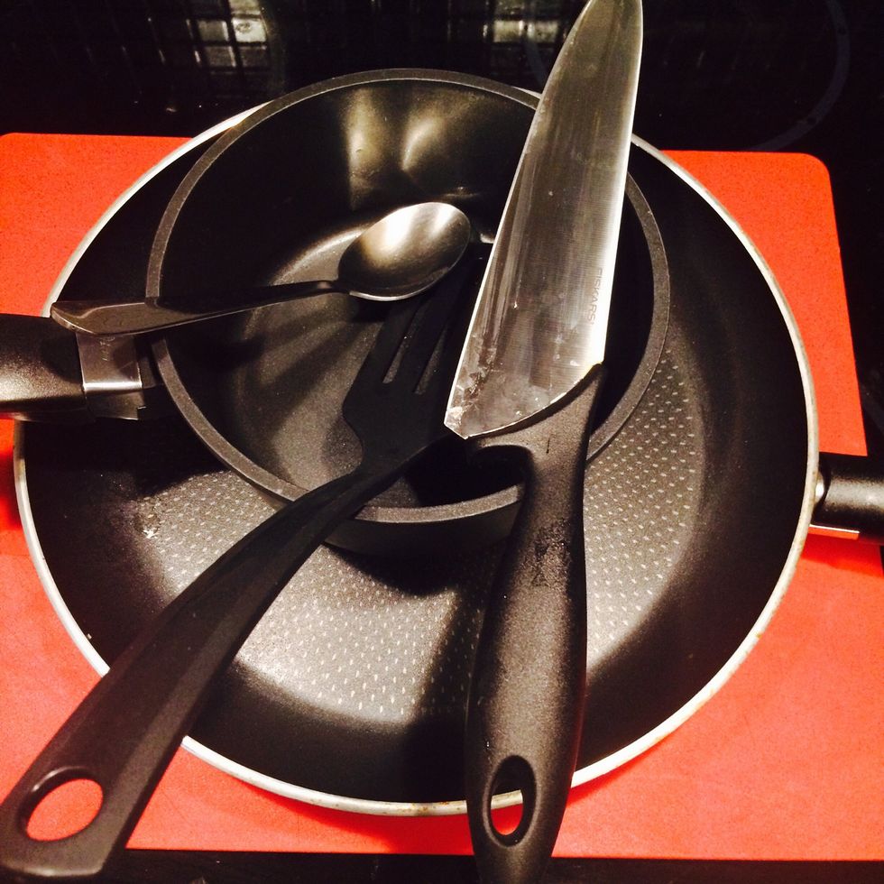 Tools: knife, chopping board, casserole, non-stick pan, tablespoon