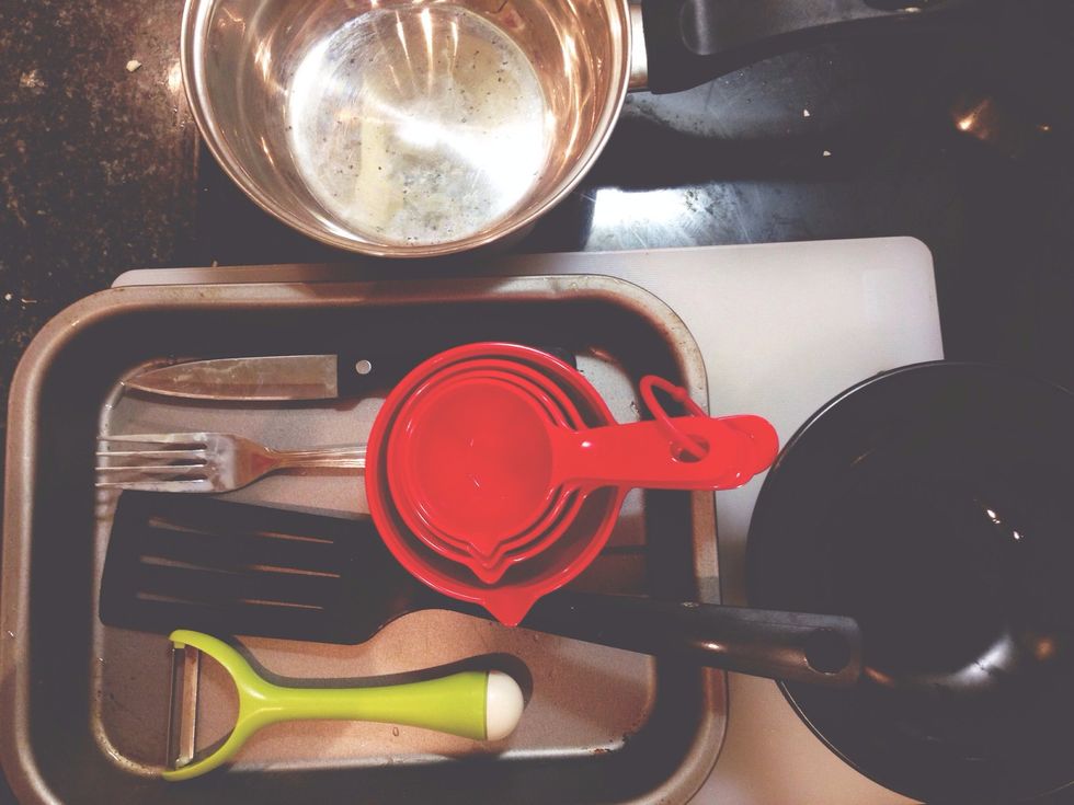 Tools: mandoline, chopping board, chopping knife, spatula, fork, bowl, measuring cup, baking tray, brown greaseproof paper