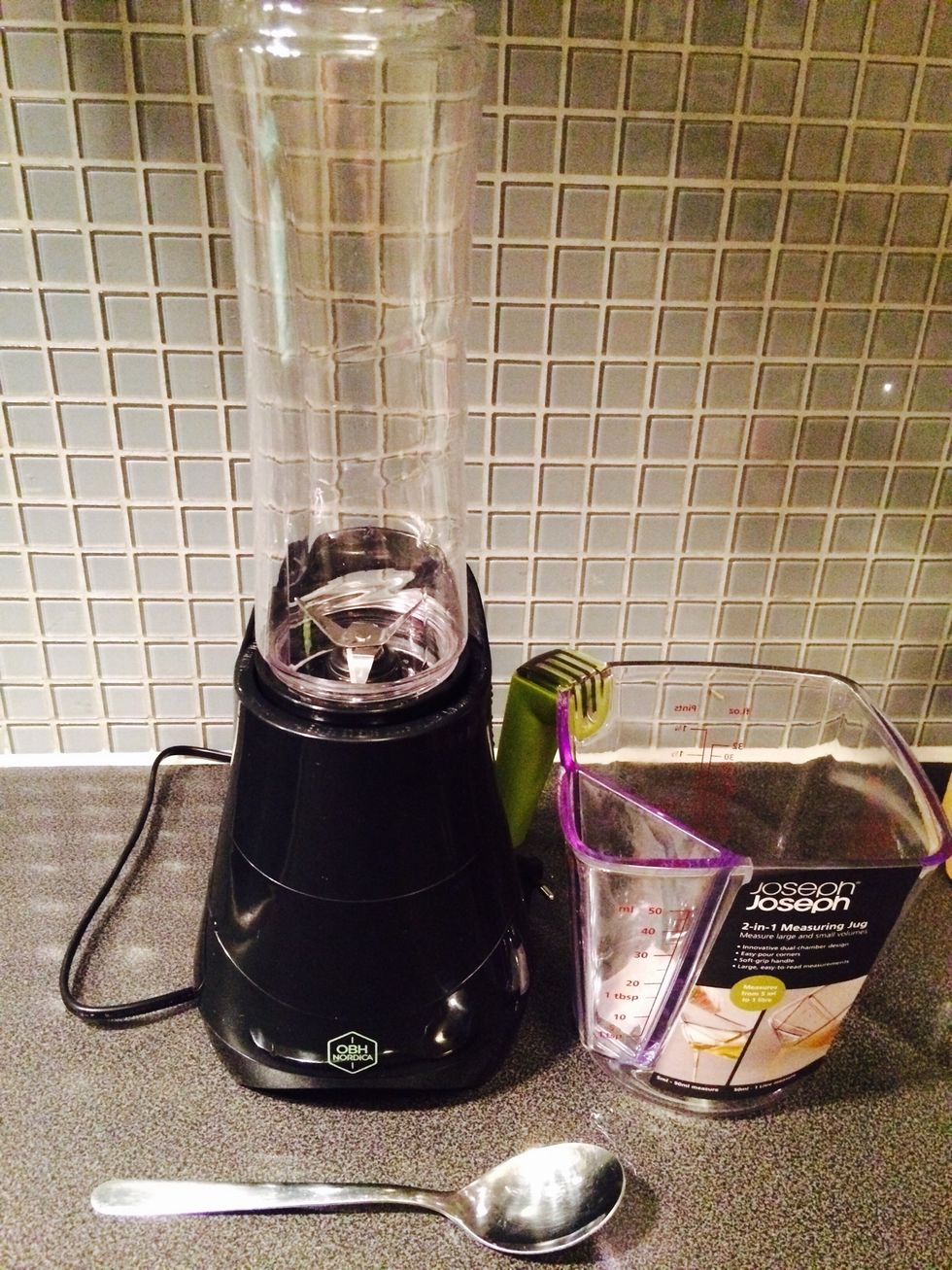Tools: measuring jug, blender (I use a smoothie twister from OBH Nordica), tablespoon