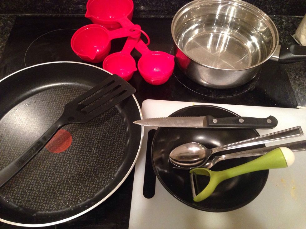 Tools: non-stick pan, bowl, measuring cups, fork, bowl, mandoline, chopping knife, chopping board, casserole, tablespoon, spatula, hand mixer