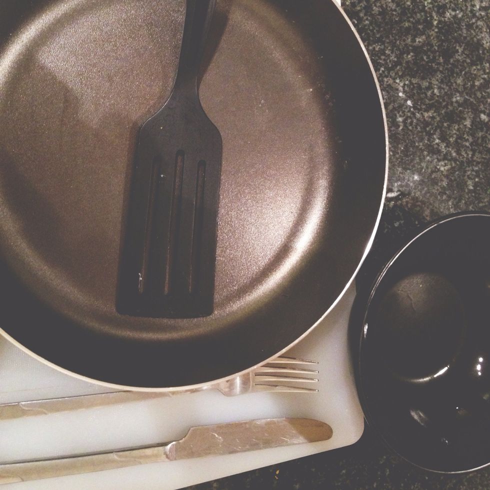 Tools: pan, spatula, fork, tablespoon, knife, chopping board, bowl