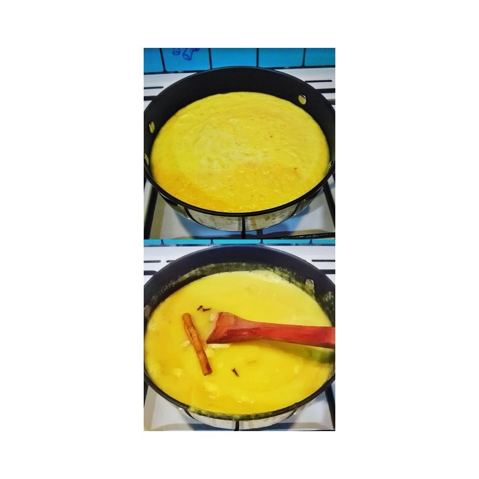 TOP PIC : pour all the blended pineapple in the pan. And heat it up and leave it for few minutes BOTTOM PIC : then add in the cinnamon stick, cloves, and cardamom. *cinnamon too long for this :s