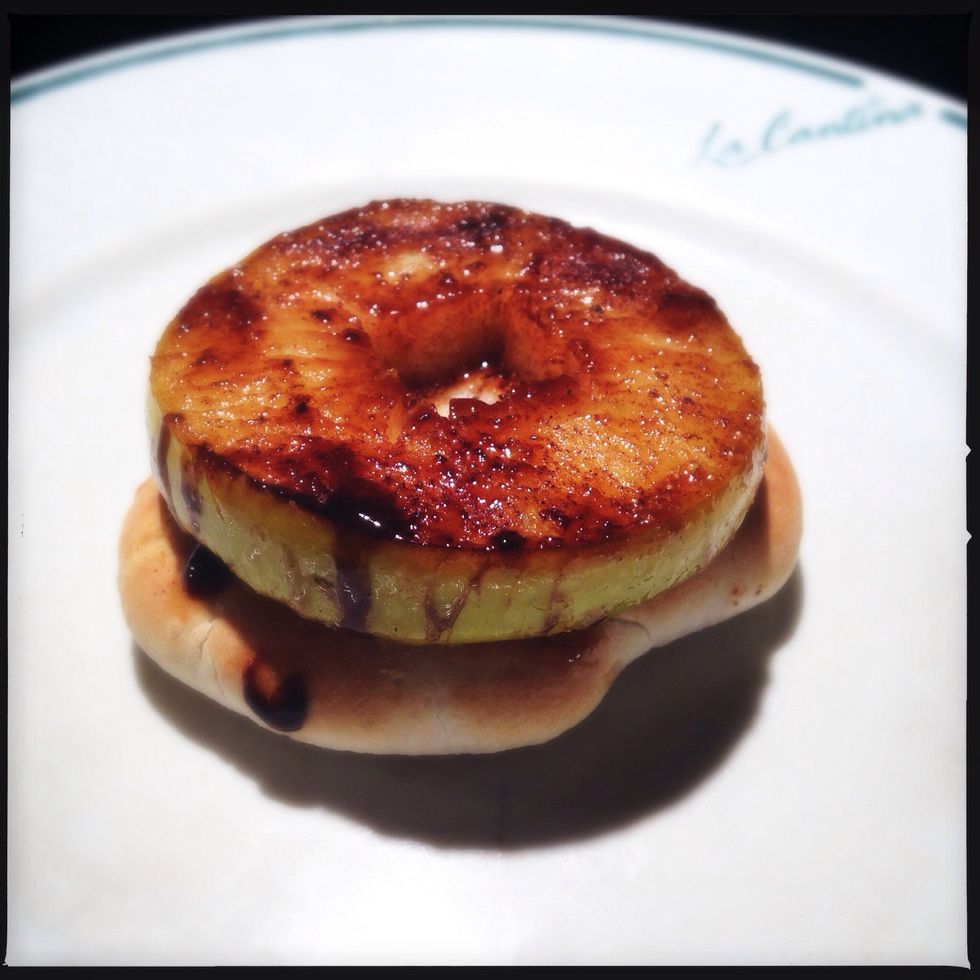 Top pizza with apple