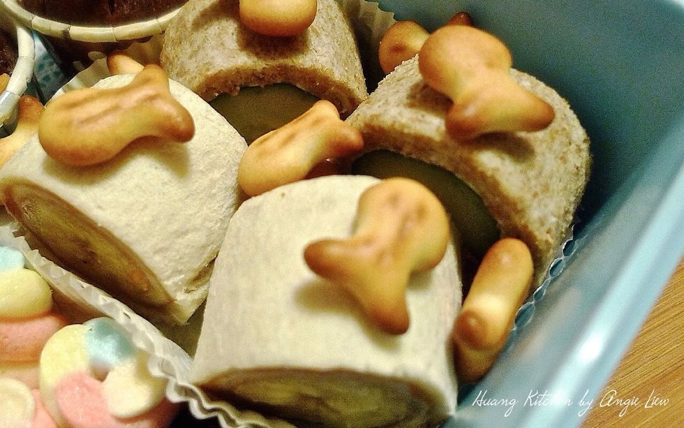 Top with some cute yummy fish cheese crackers.