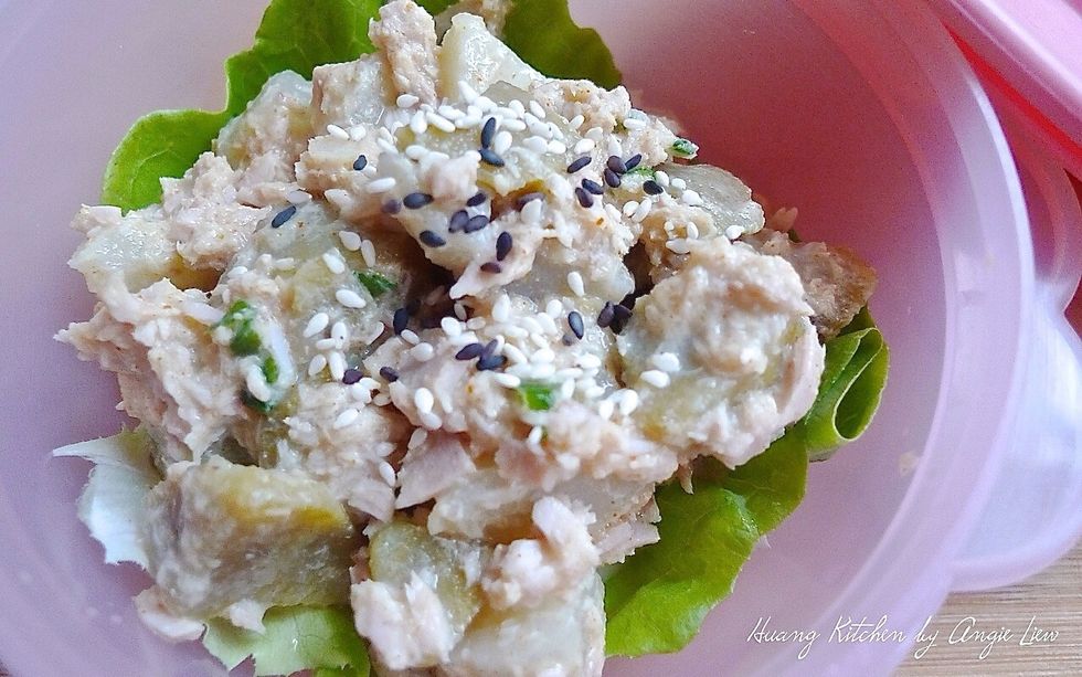 Topped with toasted white and black sesame seeds to add crunchiness to the salad. Chill in the refrigerator until needed.