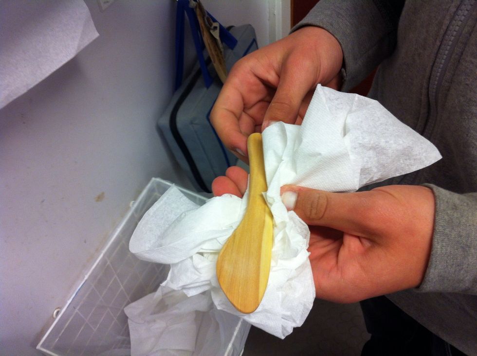 Torka av den direkt och slipa igen med 180-papper. Om du inte g\u00f6r detta moment reser sig fibern f\u00f6rsta g\u00e5ngen du diskar din kniv och den kommer k\u00e4nnas str\u00e4v . OBS SLIPA MED 180-papper igen.