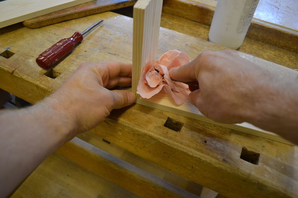 Torka bort lim som har pressats ut.