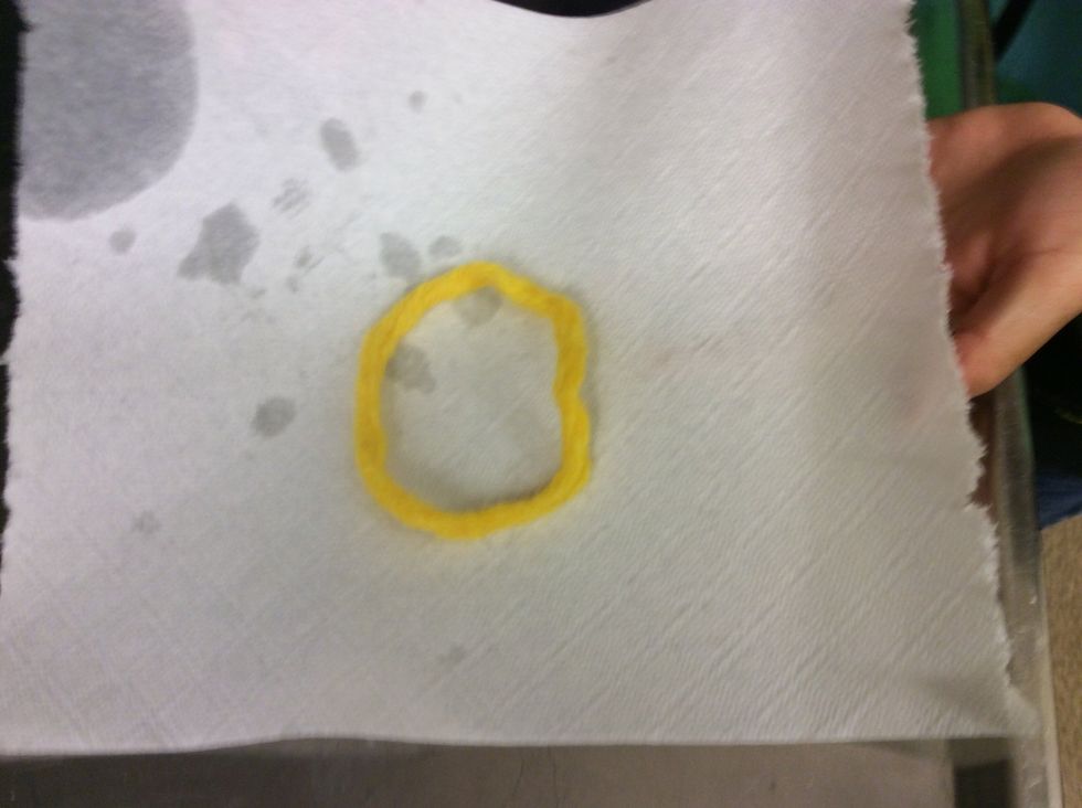 Torka sedan armbandet i papper