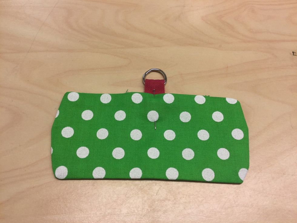 Tr\u00e4 bandet genom en ring och f\u00f6r in det mellan tygerna och n\u00e5la.