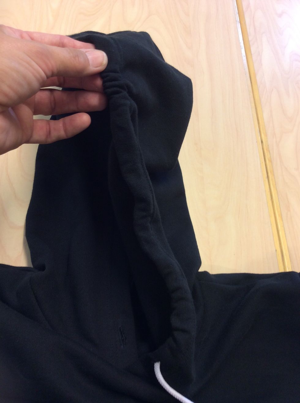 Tr\u00e4 den igenom kanalen p\u00e5 luvan. Knyt en knut i b\u00e5da \u00e4ndarna av snodden n\u00e4r du \u00e4r klar.