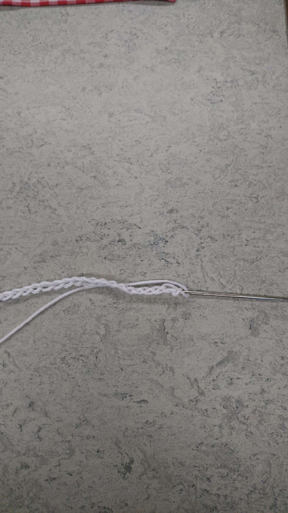 Tr\u00e4 den virkade snodden genom \u00f6gat p\u00e5 ryan\u00e5len.