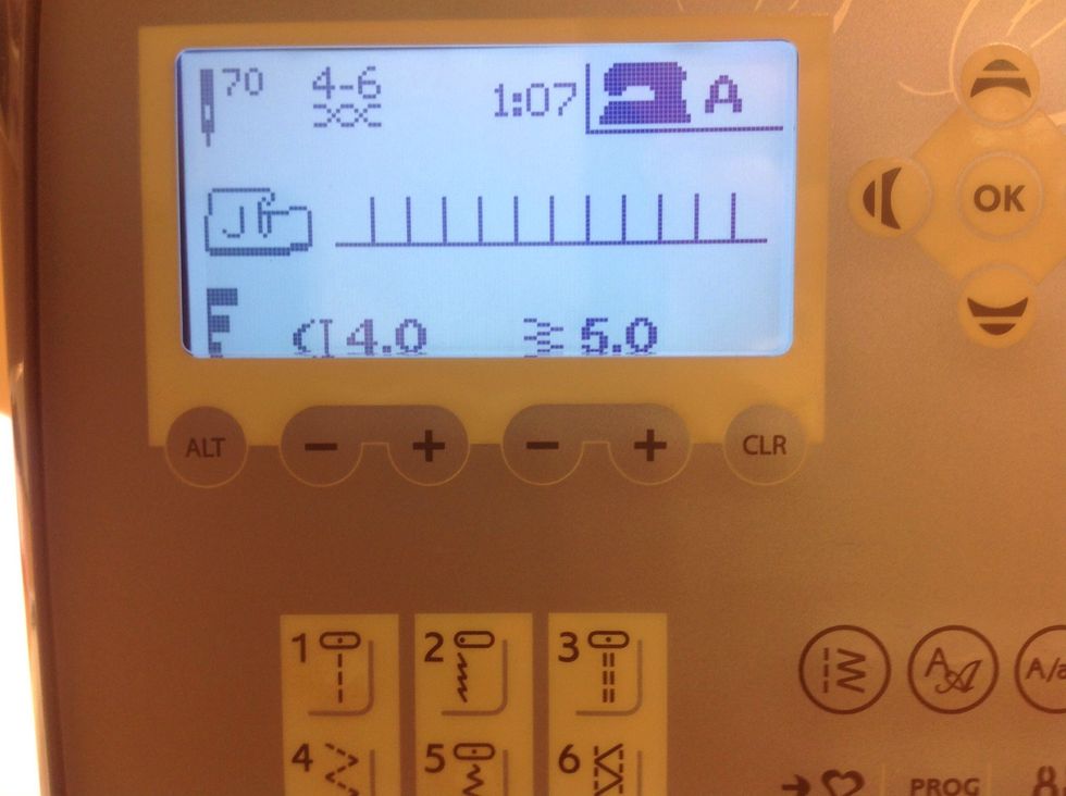 Tr\u00e4 DI symaskin med en tr\u00e5d som passar ditt tyg. St\u00e4ll in maskinen p\u00e5 nr. 7.