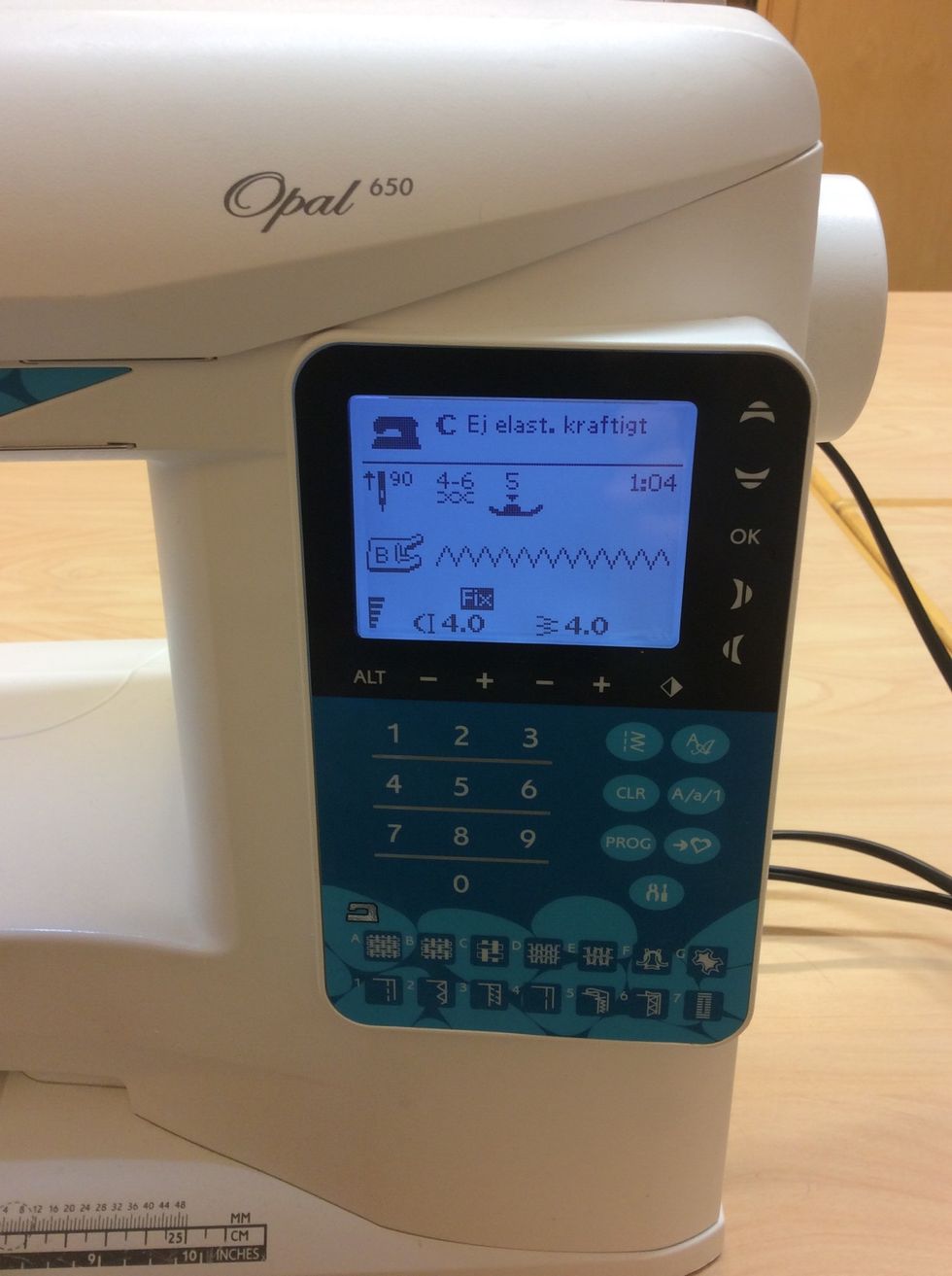 Tr\u00e4 din symaskin och st\u00e4ll in den p\u00e5 sick-sack.