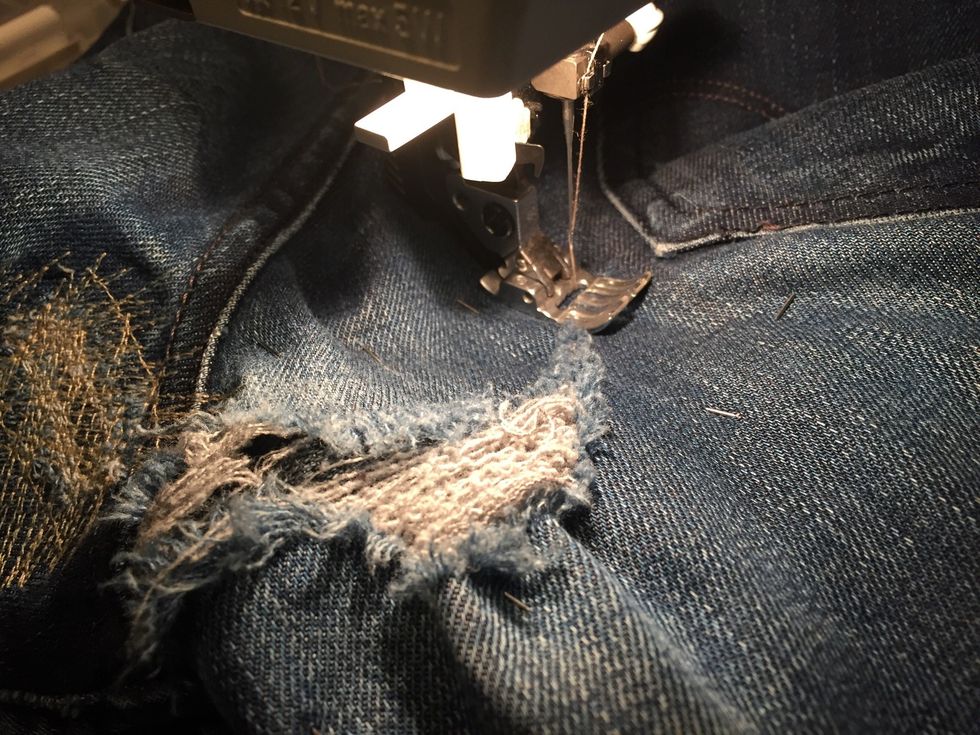 Tr\u00e4 en maskin och sy med raks\u00f6m i en fyrkant runt om h\u00e5let. Det beh\u00f6ver inte bli rakt men det m\u00e5ste vara sl\u00e4tt