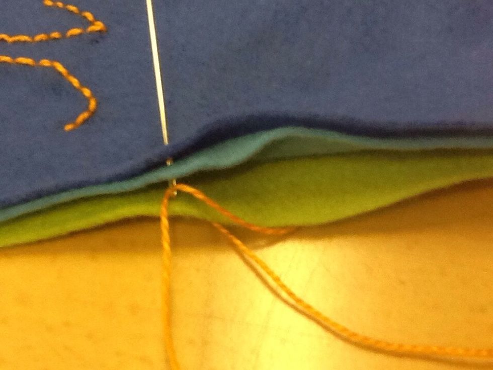 Tr\u00e4 en spetsig broderin\u00e5l och sy med f\u00f6rstygn. Knuten kan man f\u00e4sta mellan sidorna och p\u00e4rmen.