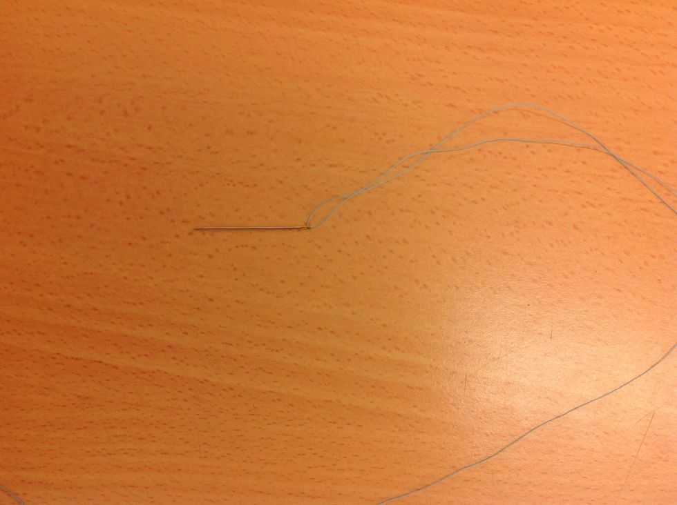 Tr\u00e4 en syn\u00e5l med samma tr\u00e5d som du anv\u00e4nde n\u00e4r du sydde masken.