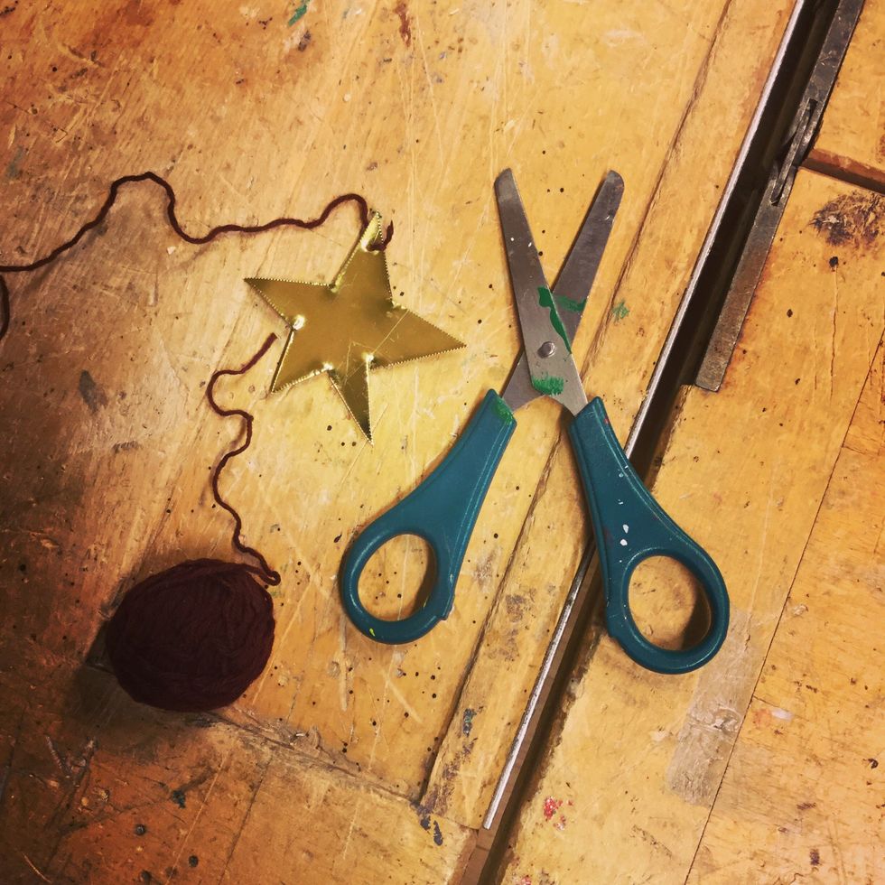 Tr\u00e4 en tr\u00e5d igenom h\u00e5let...